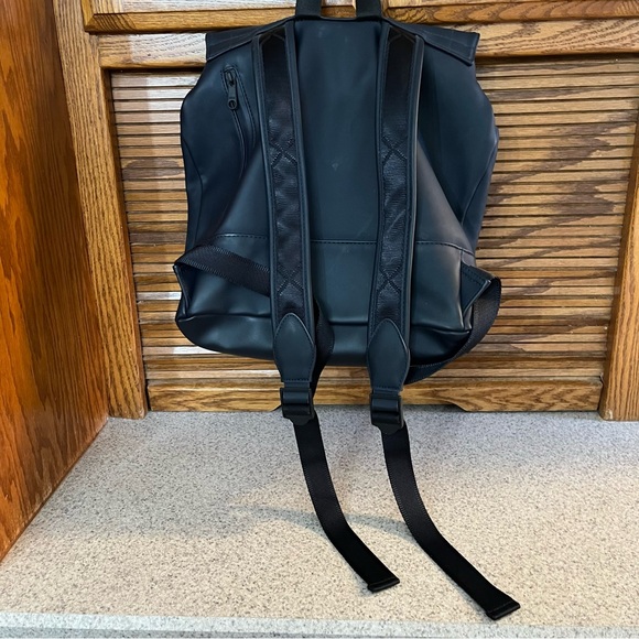 Hunter for Target Navy Blue Neoprene Waterproof Backpack with Yellow Lining - Picture 9 of 11